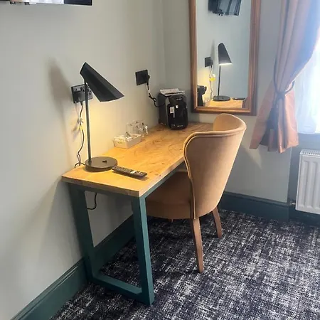 Отель The White Bear Бедейл