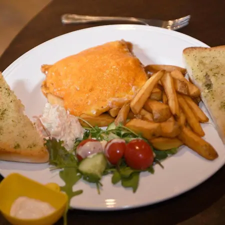 Отель The White Bear Бедейл